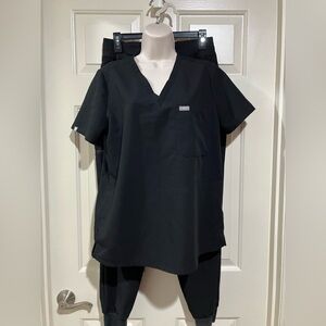 Figs scrubs woman size medium 2 pcs top & pants